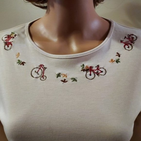 NIKKI Buff Embroidered Multi Floral below Neckline Top Size S NWT - Picture 2 of 5